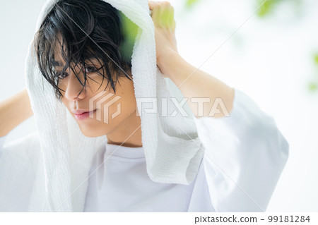 穿白色 T 恤的男性，20 多歲，護髮 99181284