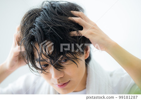 穿白色 T 恤的男性,20 多歲,護髮 穿白色 T 恤的男性,20 多歲,護髮 99181287