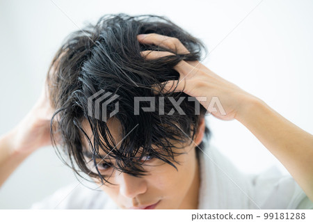 穿白色 T 恤的男性，20 多歲，護髮 99181288