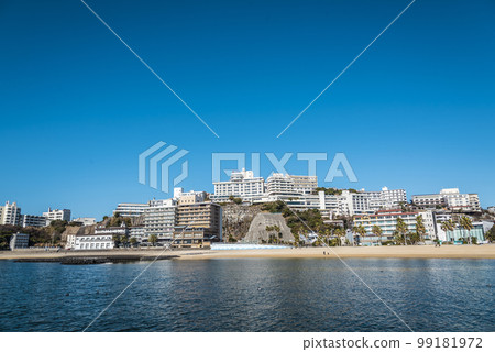 《愛知縣》蒲郡市陽光明媚的西浦溫泉和平靜的沙灘 99181972