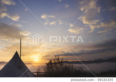 Camping - Sea of clouds and tents - 99183285