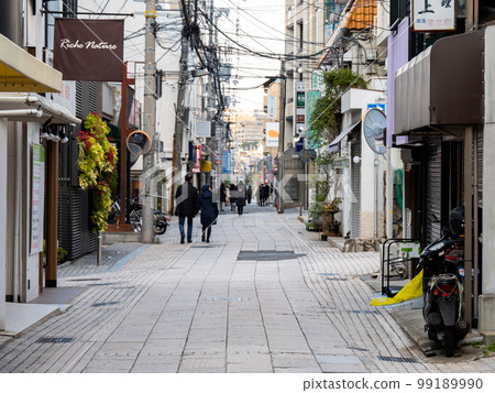 [Okamoto Shopping Street] Shopping street in front of Okamoto Station early in the morning 99189990