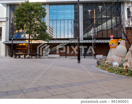 [Settsu Motoyama Station] Scenery in front of the south exit in the early morning 99190001