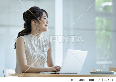 Woman in her 30s laptop computer casual business image 99190304