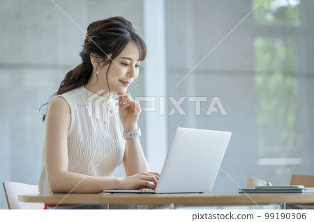30 多歲的女商人使用筆記本電腦休閒商務形象 99190306