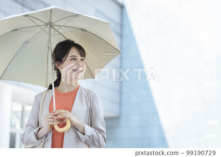 三十多歲的女商人打著陽傘 99190729