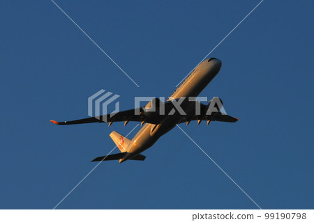 Japan Airlines A350 plane taking off in the morning sun_Photographed on January 3, 2023 Japan Airlines A350 plane taking off in the morning sun_Photographed on January 3, 2023 99190798