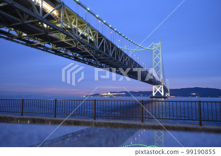 夜晚的明石海峽大橋 兵庫縣 99190855