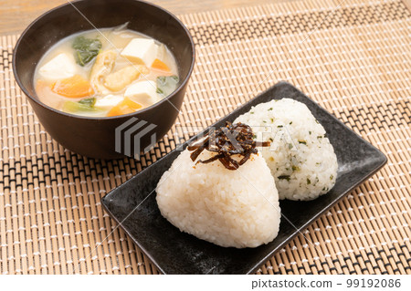 自製飯糰和味噌湯 自製飯糰和味噌湯 99192086