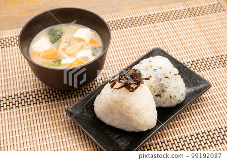 自製飯糰和味噌湯 自製飯糰和味噌湯 99192087
