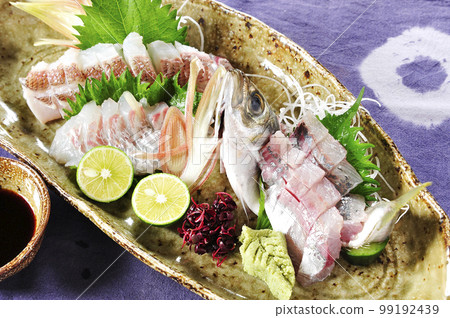 鯛魚鬆樹皮和竹莢魚圖生魚片 鯛魚鬆樹皮和竹莢魚圖生魚片 99192439