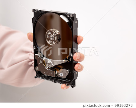 [Woman with disassembled HDD] 99193273