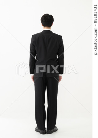 一個穿西裝的男人，後視 99193431