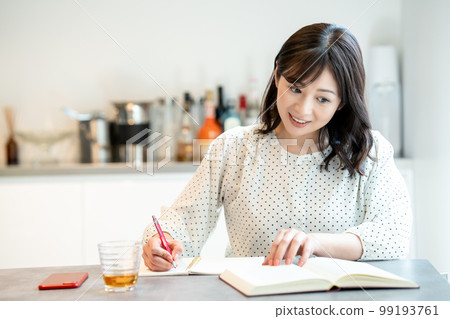 餐桌旁學習的中年婦女 99193761