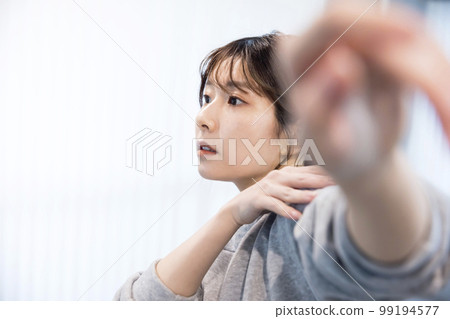 在舞蹈工作室跳舞的年輕女子舞蹈嘻哈形象 99194577
