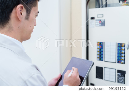 檢查總機的男工 檢查總機的男工 99195132