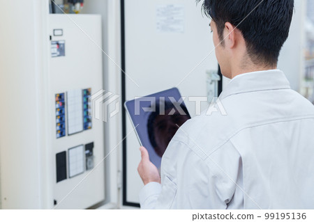 檢查總機的男工 檢查總機的男工 99195136