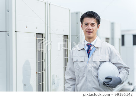 站在室外機前的男工 站在室外機前的男工 99195142