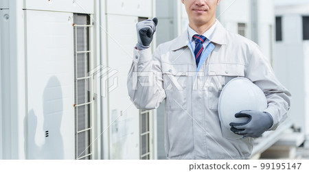站在室外機前的男工 99195147