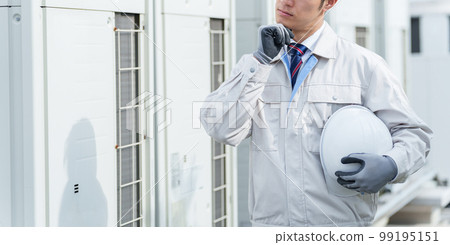 站在室外機前的男工 99195151
