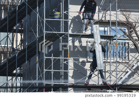 集體房屋改造拆除外牆粉刷臨時腳手架場景 集體房屋改造拆除外牆粉刷臨時腳手架場景 99195319
