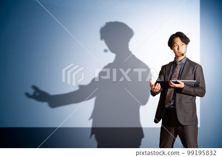 以屏幕為背景發表演講的年輕商務人士 99195832