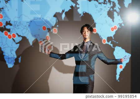 一位年輕的商務人士發表演講，背景是幻燈片 99195854