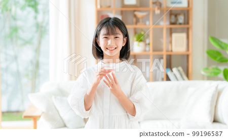 一個女孩喝水 99196587