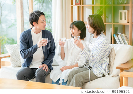 家人喝美味的水 99196591
