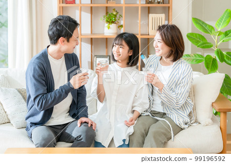 家人喝美味的水 99196592