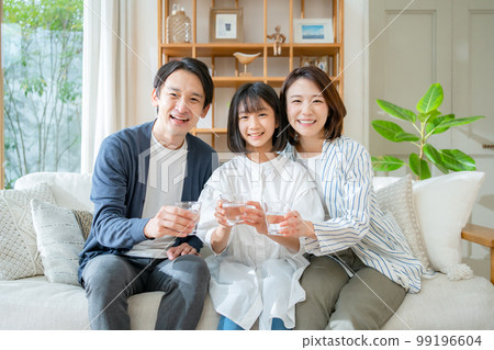 家人喝美味的水 99196604