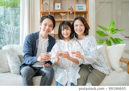 家人喝美味的水 99196605
