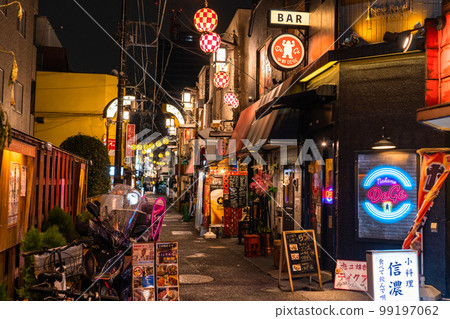 《東京》中野站前的懷舊酒吧 《東京》中野站前的懷舊酒吧 99197062
