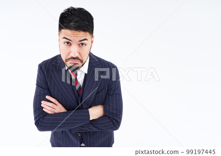 一個穿西裝的男人在思考 99197445