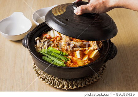 泡菜火鍋,黑陶鍋裡有很多配料 泡菜火鍋,黑陶鍋裡有很多配料 99198439