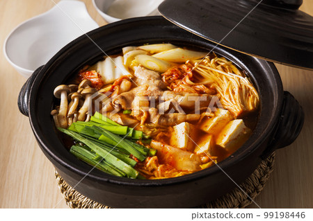 泡菜火鍋，黑陶鍋裡有很多配料 99198446
