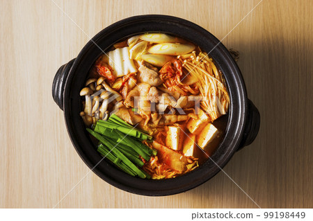 泡菜火鍋，黑陶鍋裡有很多配料 99198449