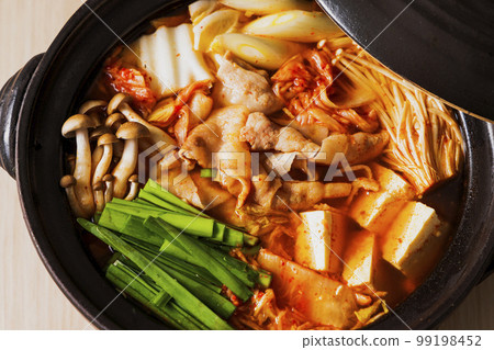 泡菜火鍋，黑陶鍋裡有很多配料 99198452