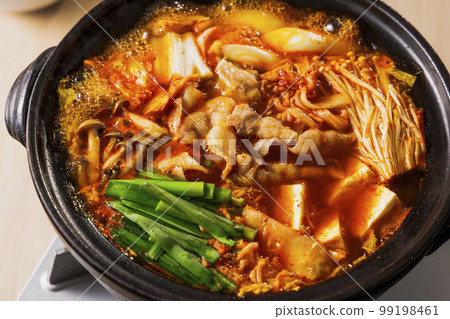 泡菜火鍋，黑陶鍋裡有很多配料 99198461