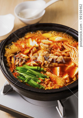 泡菜火鍋，黑陶鍋裡有很多配料 99198462