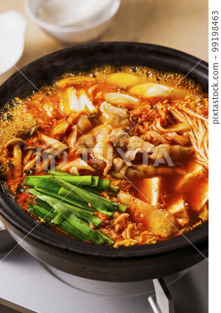 泡菜火鍋，黑陶鍋裡有很多配料 99198463