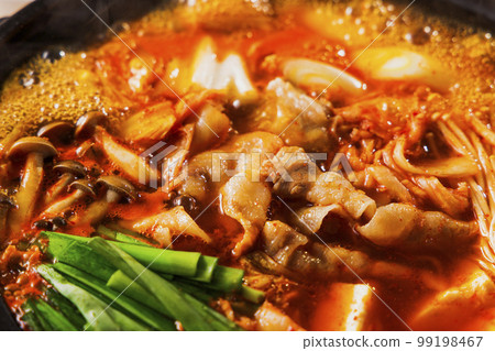 泡菜火鍋,黑陶鍋裡有很多配料 泡菜火鍋,黑陶鍋裡有很多配料 99198467