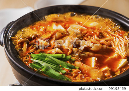 泡菜火鍋，黑陶鍋裡有很多配料 99198469