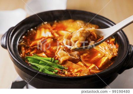 泡菜火鍋，黑陶鍋裡有很多配料 99198480
