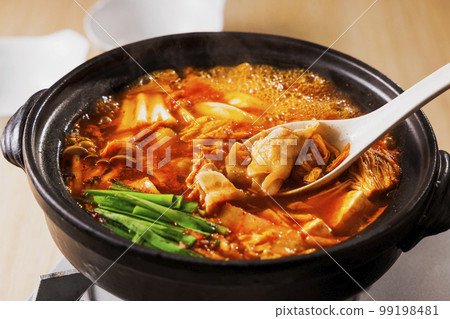 泡菜火鍋,黑陶鍋裡有很多配料 泡菜火鍋,黑陶鍋裡有很多配料 99198481
