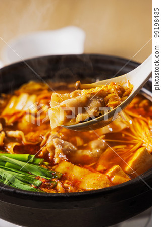 泡菜火鍋，黑陶鍋裡有很多配料 99198485