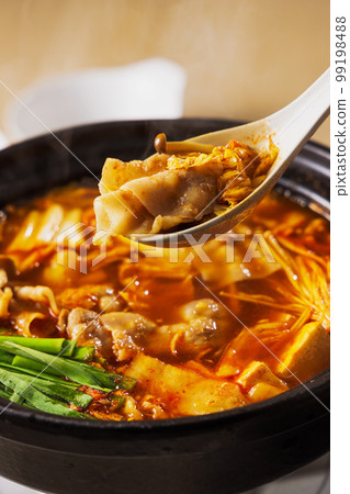 泡菜火鍋，黑陶鍋裡有很多配料 99198488