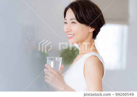 一杯在客廳裡的中年女人 一杯在客廳裡的中年女人 99200549