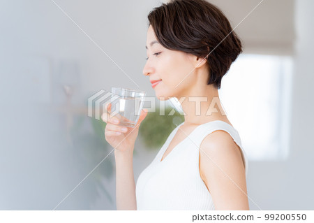 一杯在客廳裡的中年女人 一杯在客廳裡的中年女人 99200550