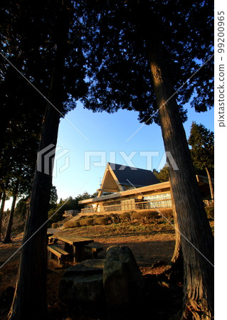 Noroyama rest house illuminated by the setting sun 99200965